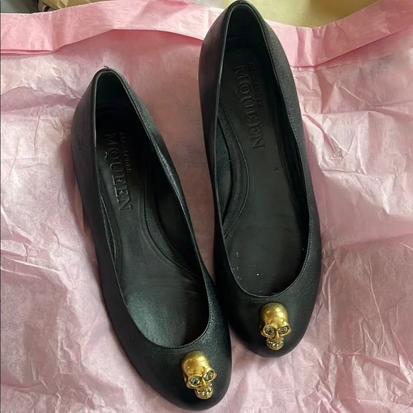 Alexander McQueen Black Flats with Jeweled Gold Skull Detail. Like New - Picture 4 of 10